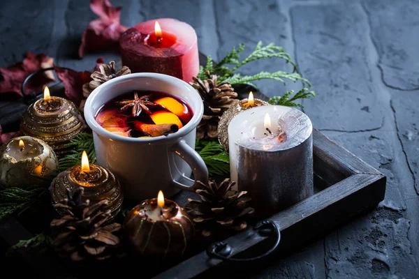 Würziger Glühwein Mit Orange Zimt Und Anis Becher Mit Weihnachtskerzen — Stockfoto