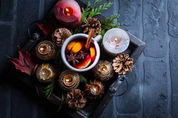 Pittige Glühwein Met Sinaasappel Kaneel Anijs Mok Met Kerstkaarsen — Stockfoto