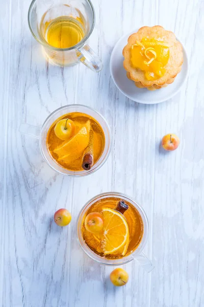 Cóctel Sidra Manzana Con Canela Pequeñas Tartas Cuajada Limón Vino —  Fotos de Stock