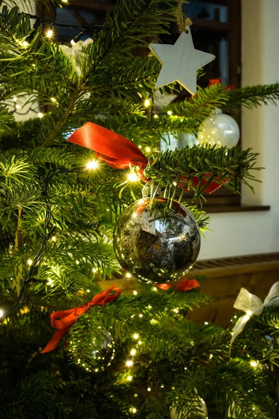 Primer Plano Bola Navidad Colgando Árbol Navidad Decorado —  Fotos de Stock