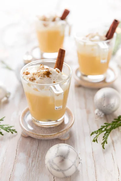 Eggnog Met Kaneel Nootmuskaat Voor Kerst Wintervakanties Met Kerstversieringen Houten — Stockfoto