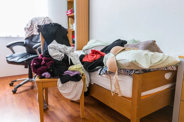 10代の部屋だ 整頓されていないベッド 汚れた服 強制ホーディング症候群 — ストック写真