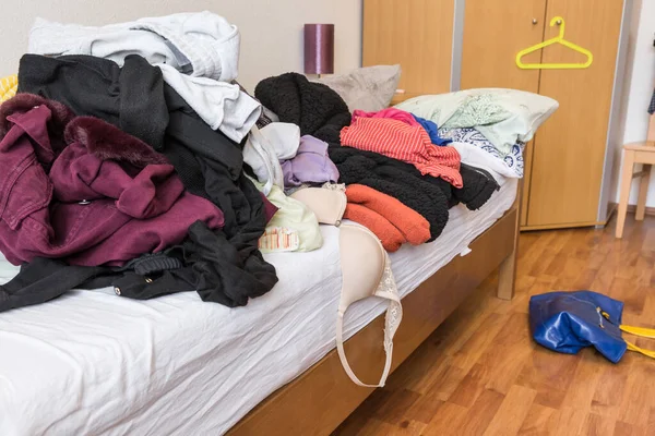 Unordentliches Teenagerzimmer Unaufgeräumtes Bett Schmutzige Wäsche Zwanghaftes Horten Syndrom — Stockfoto