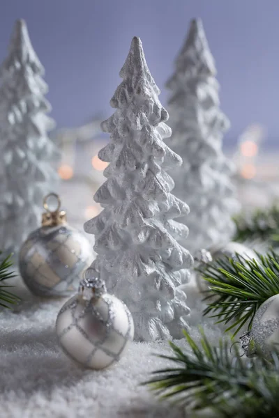 Alberi Bianchi Con Piccole Palle Natale Come Paesaggio Innevato Addobbi — Foto Stock