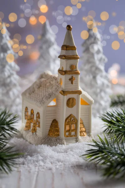 Kis Templom Gyertyákkal Fehér Fák Havas Táj Karácsonyi Dekoráció Kereszténység — Stock Fotó