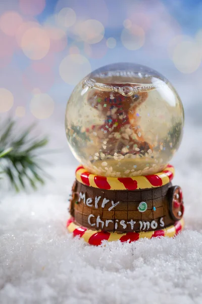 Снігова Куля Гілкою Снігу Розмитим Тлом Символ Зими Різдва — стокове фото