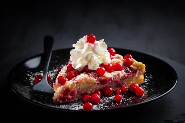 Pastel Casero Grosella Roja Vegana Sobre Fondo Negro —  Fotos de Stock