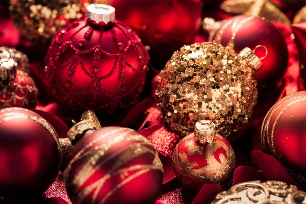 Adornos Adornos Navideños Tono Rojo Dorado Como Fondo —  Fotos de Stock