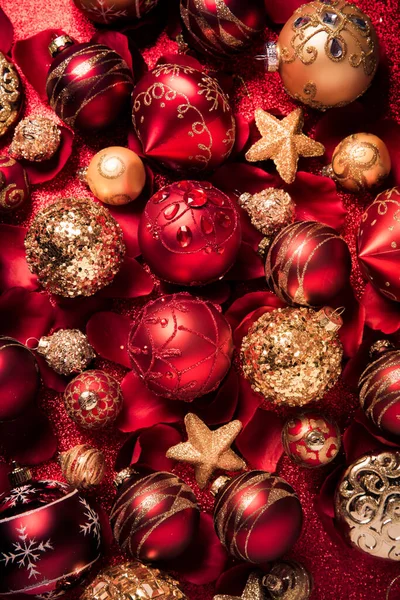 背景为红色及金色的圣诞饰物及彩灯 — 图库照片