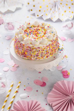 Konfeti doğum günü pastası, kremalı pasta tatlı renkli serpiştirilmiş