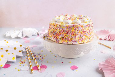 Konfeti doğum günü pastası, kremalı pasta tatlı renkli serpiştirilmiş