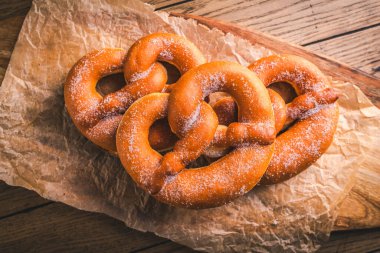 Mayalanmış hamurdan yapılmış Alman krakerleri, donut ve kraker karışımı, karnaval yemekleri.