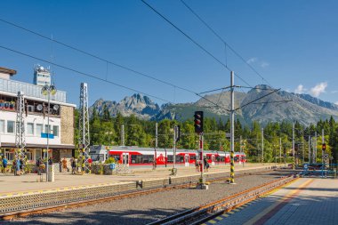 Strbske Pleso, Slovakya - 20 Ağustos 2025: Strbske Pleso, High Tatras, Slovakya tren istasyonunda raylı elektrikli yolcu treni. Mountain National Park Lisesi Tatras 'ta Tren