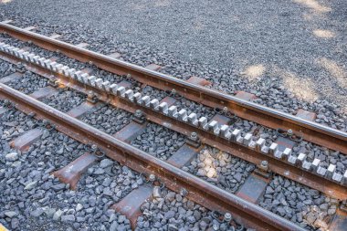 Yüksek bir eğimin üstesinden gelmek için dağlık bölgede inşa edilmiş demiryolu ya da çarklı demiryolu detayları. Slovakya 'nın High Tatras şehrinde yer almaktadır.