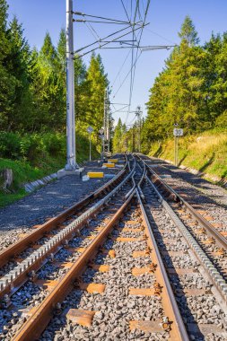 Yüksek bir eğimin üstesinden gelmek için dağlık bölgede inşa edilmiş demiryolu ya da çarklı demiryolu detayları. Slovakya 'nın High Tatras şehrinde yer almaktadır.