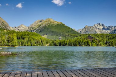 Strbske Gölü 'nün sakin manzarası buzul kökenli National Park High Tatra, Slovakya, Avrupa. Lamdmark ve popüler turizm beldesi
