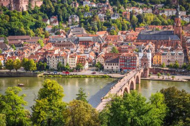 Eski Karl Theodor köprüsü ve kalesi Almanya 'da Neckar nehri üzerinde olan tarihi Heidelberg kasabası.