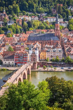 Eski Karl Theodor köprüsü ve kalesi Almanya 'da Neckar nehri üzerinde olan tarihi Heidelberg kasabası.