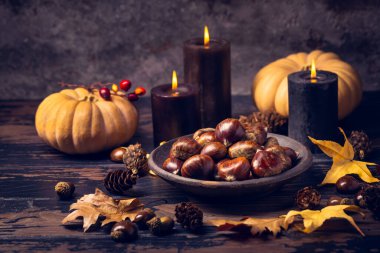 Mutfak masasında balkabağı olan organik kestaneler, pişirme ve pişirme için hazır, Şükran Günü natürmortu.