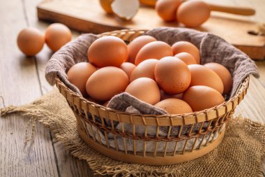 Mutfak masasındaki sepetteki kahverengi organik yumurtalar.