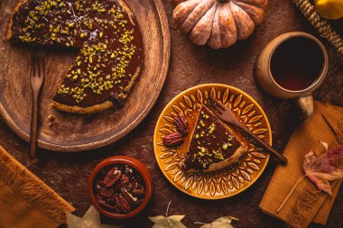 Fındık ve ganache ile taze pişmiş sonbahar balkabağı keki.