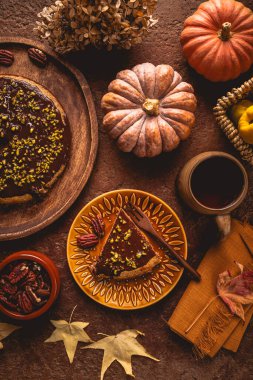 Fındık ve ganache ile taze pişmiş sonbahar balkabağı keki.