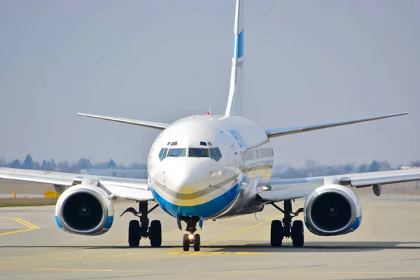 Вид Самолета Boeing 737 Компании Enter Air Зарегистрированного Enu Аэропорту — стоковое фото