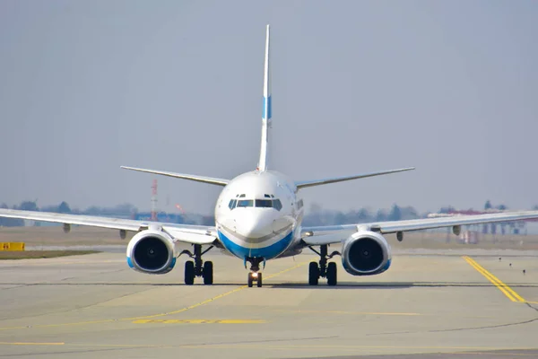 Girin Hava Uçak Boeing 737 Trk Varşova Chopin Havaalanı Olarak — Stok fotoğraf