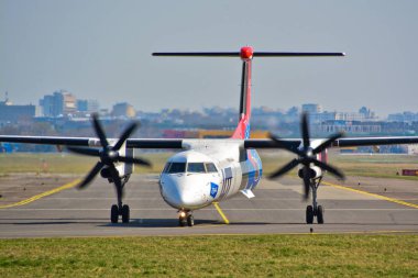 Bu çok-Polonya Havayolları uçak Bombardier Dash 8 Q400 Sp-Eqd Varşova Chopin Havaalanı olarak kayıtlı bir görünümdür. 1 Nisan 2017. Varşova, Polonya.
