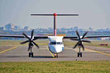 Bu çok-Polonya Havayolları uçak Bombardier Dash 8 Q400 Sp-Eqd Varşova Chopin Havaalanı olarak kayıtlı bir görünümdür. 1 Nisan 2017. Varşova, Polonya.