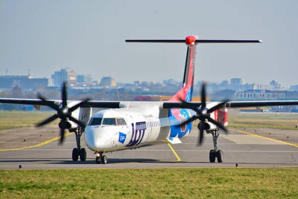 Esta Una Vista Del Avión Lot Polish Airlines Bombardier Q400 —  Fotos de Stock