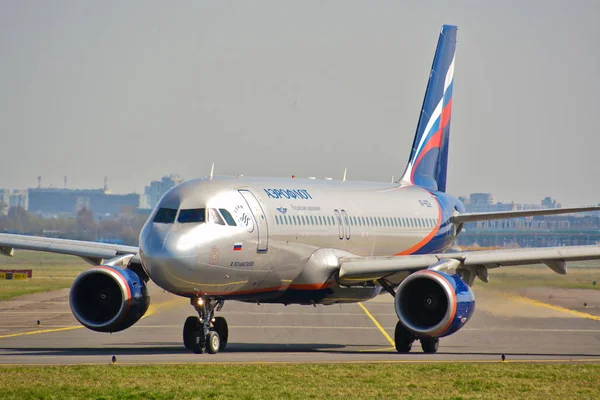 View Aeroflot Plane Airbus A320 Registered Bzr Warsaw Chopin Airpot — Stock Photo, Image