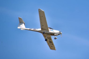 Bu özel uçak elmas Da-20-C1 Eclipse Sp-Nkt Varşova Chopin Havaalanı olarak kayıtlı bir görünümüdür. 1 Nisan 2017. Varşova, Polonya.
