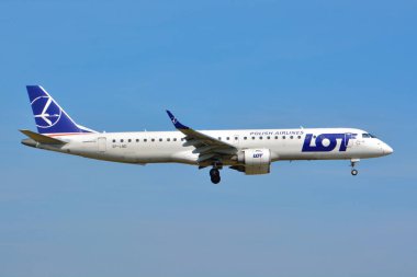 Bu bir çok uçak Sp-Lnd Varşova Chopin Havaalanı olarak Embraer Erj-195 Lr kayıtlı görünümüdür. 1 Nisan 2017. Varşova, Polonya.