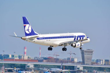 Bu çok-Polonya Havayolları uçak Embraer Erj 170 Sp-Lim Varşova Chopin Havaalanı olarak kayıtlı bir görünümdür. 1 Nisan 2017. Varşova, Polonya.