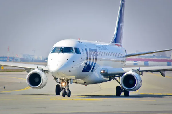 Çok Polonya Havayolları Uçak Embraer Erj 170 Lia Varşova Chopin — Stok fotoğraf