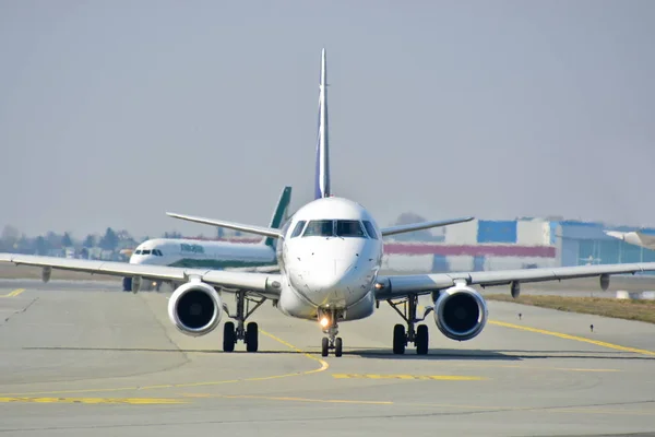 Çok Polonya Havayolları Uçak Embraer Erj 170 Lia Varşova Chopin — Stok fotoğraf