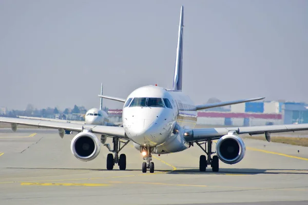 View Lot Polish Airlines Plane Embraer Erj 170 Registered Lia — Stock Photo, Image