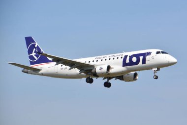 Bu çok-Polonya Havayolları uçak Embraer Erj 170 Sp-kapağını Varşova Chopin Havaalanı olarak kayıtlı bir görünümdür. 1 Nisan 2017. Varşova, Polonya.