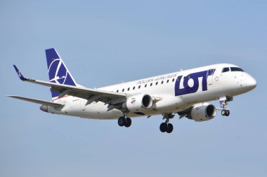 Bu çok-Polonya Havayolları uçak Embraer Erj 170 Sp-kapağını Varşova Chopin Havaalanı olarak kayıtlı bir görünümdür. 1 Nisan 2017. Varşova, Polonya.