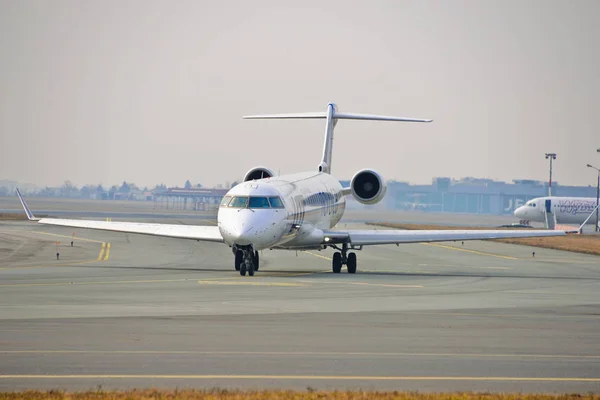 View Lot Polish Airlines Plane Bombardier Crj 900 Registered Acj — Stock Photo, Image