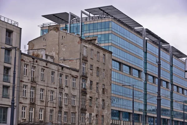 Ellentét Régi Elpusztult Bérház Modern Office Március 2018 Warsaw Lengyelország — Stock Fotó
