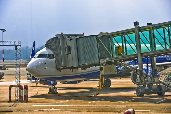 Esta Una Vista Gente Subiendo Avión Aeropuerto Chopin Varsovia Marzo — Foto de Stock