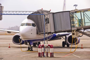 Bu hastanın Varşova Chopin Havaalanı uçakta dışarı bir görünümdür. 26 Mart 2018. Varşova, Polonya.