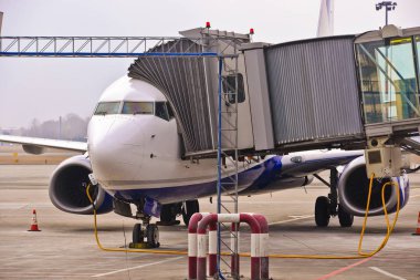 Bu hastanın Varşova Chopin Havaalanı uçakta dışarı bir görünümdür. 26 Mart 2018. Varşova, Polonya.
