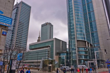 Bu şehir Varşova, Polonya'nın başkenti şehir merkezinde bir görünümüdür. 27 Mart 2018. Varşova, Polonya.