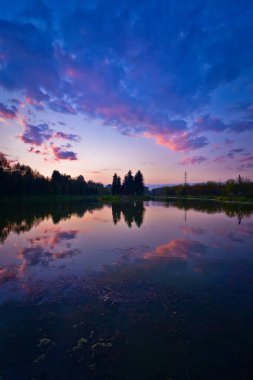 Bu ev göl kenarında küçük adada görülmektedir.