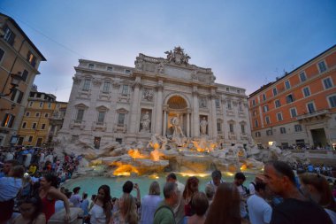 Bu ünlü Di Trevi Çeşmesi görünümdür. 4 Ağustos 2018. Roma, İtalya.