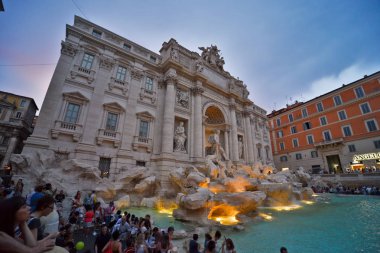 Bu ünlü Di Trevi Çeşmesi görünümdür. 4 Ağustos 2018. Roma, İtalya.