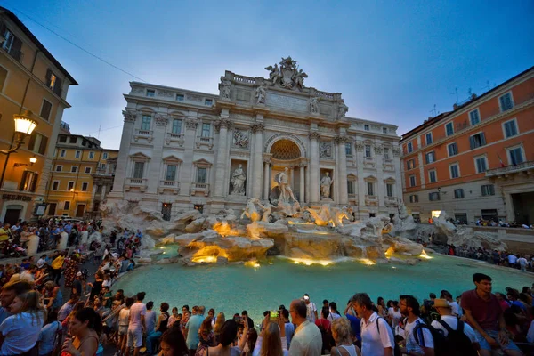 Bu ünlü Di Trevi Çeşmesi görünümdür. 4 Ağustos 2018. Roma, İtalya.